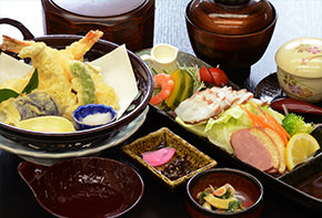選べるランチ　天ぷら盛り合わせと海鮮サラダ：写真